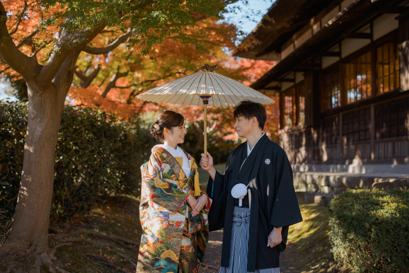 紅葉をバックに風情のある一枚