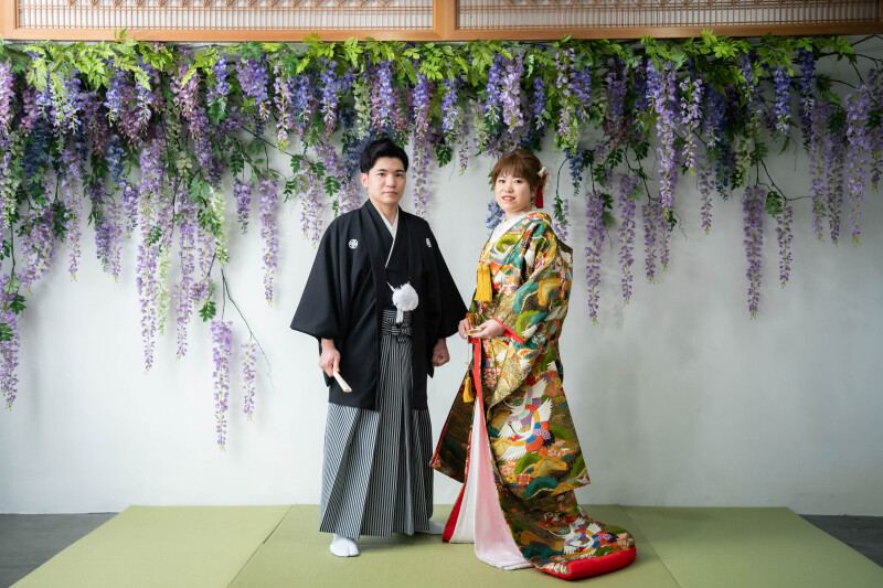 藤の花をバックに