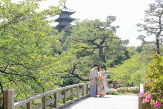 緑が鮮やかな三溪園で和装撮影