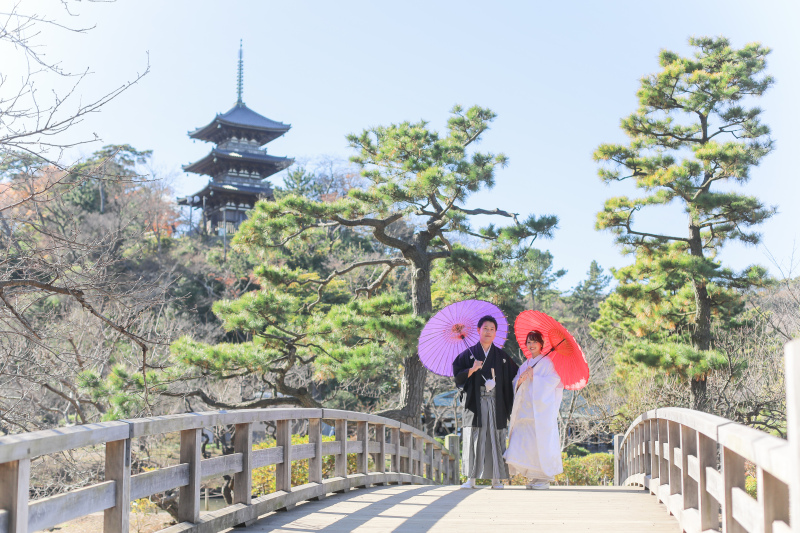 園内の素敵な橋を背景に