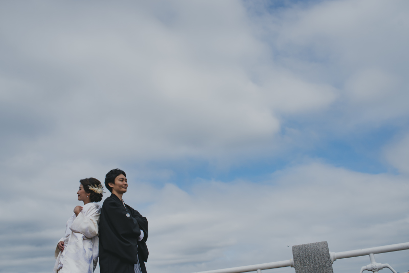 切間からのぞく青空。