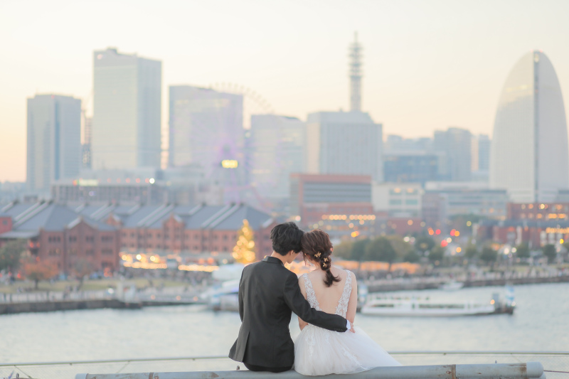 夕暮れ時の横浜を背景に