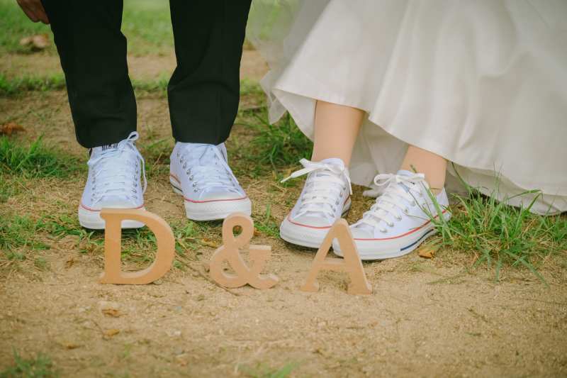 足元はスニーカー