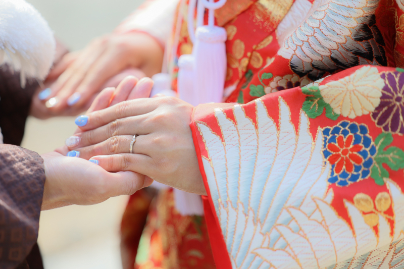 手を取り合って