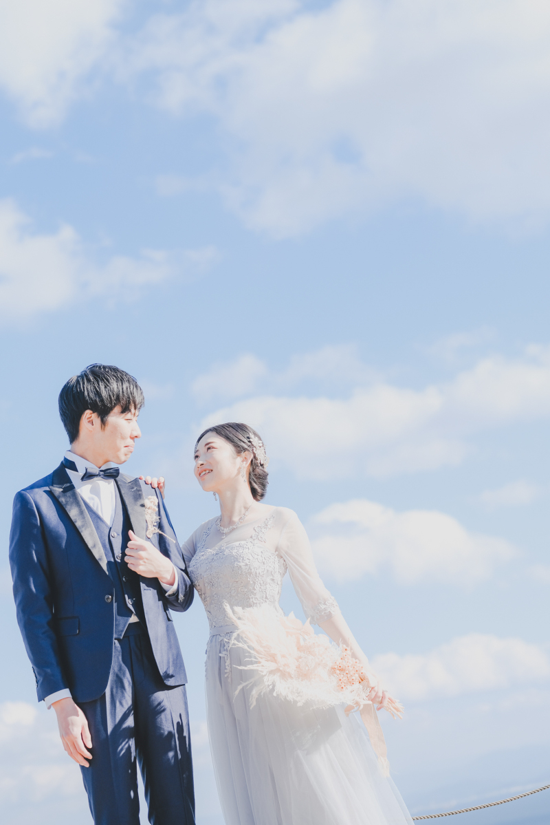 青空をバックに