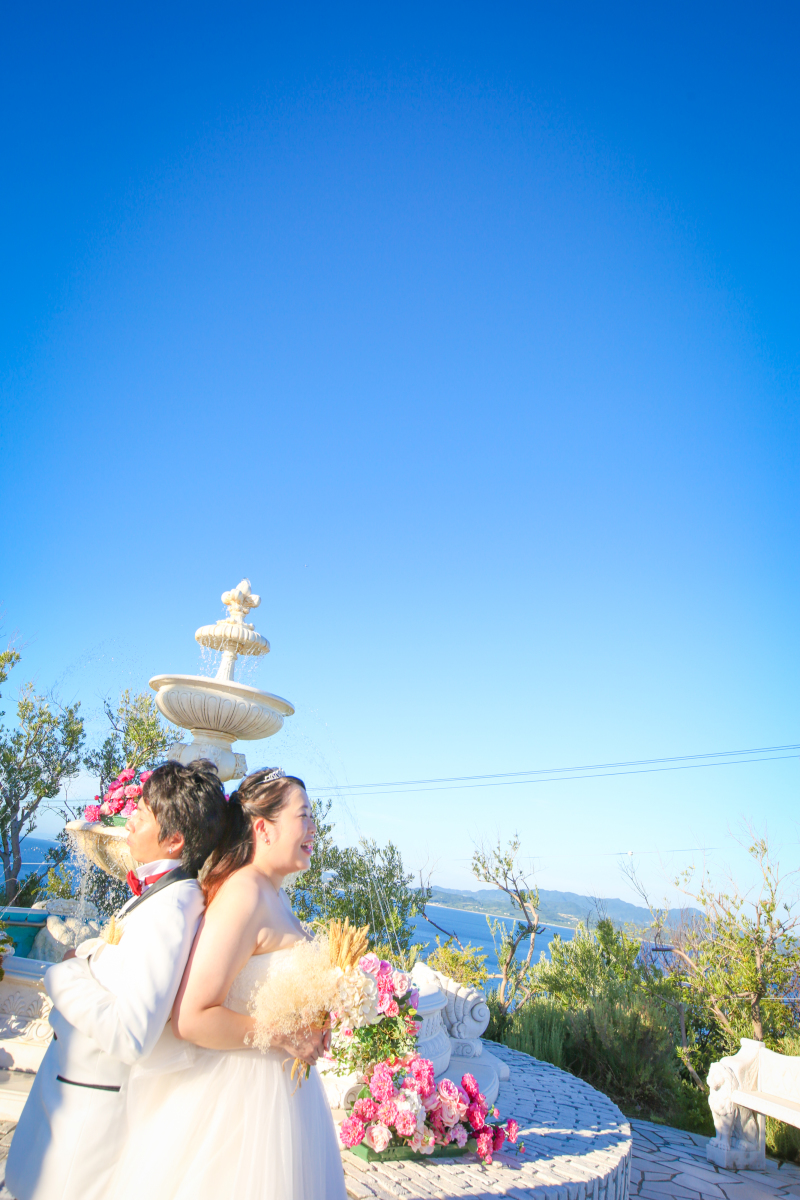 コバルトブルーの空の下