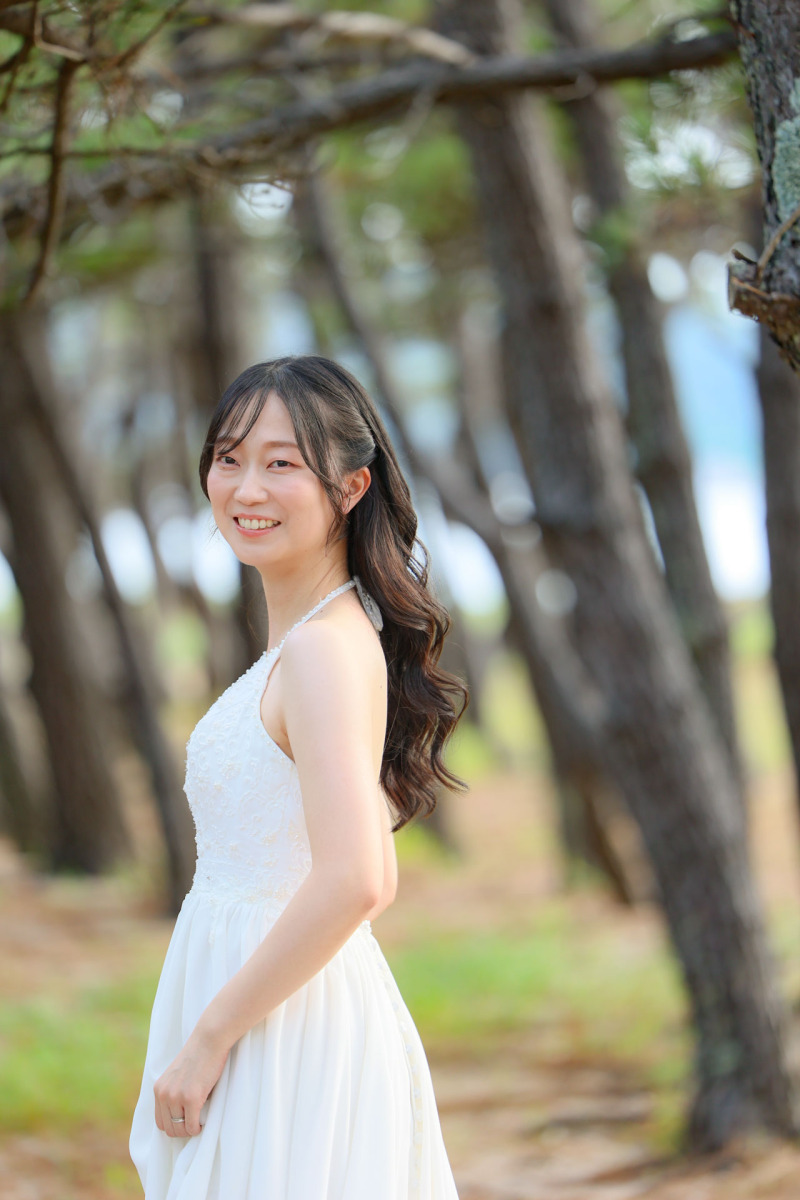 自然に美しく映える純白のウェディングドレス
