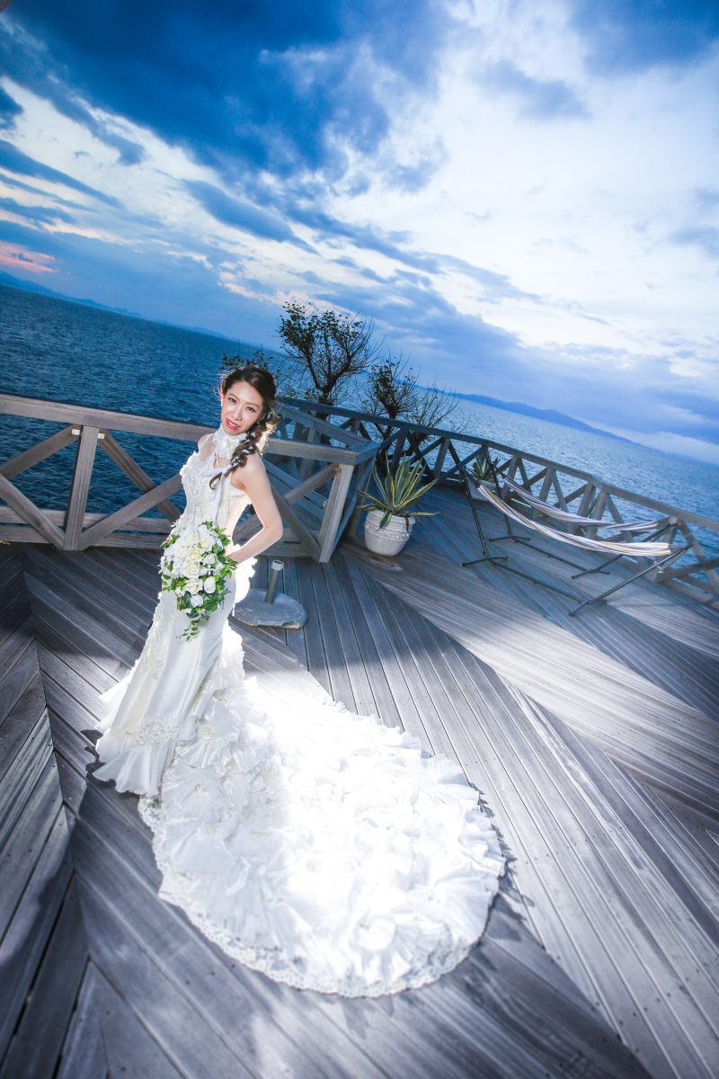 ロングトレーンが印象的なドレス