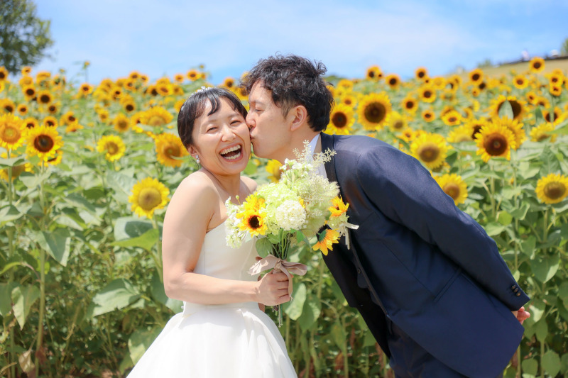 一面のひまわりに包まれて♡kissショット