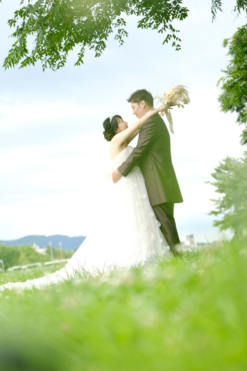 ナチュラルなブーケを持って