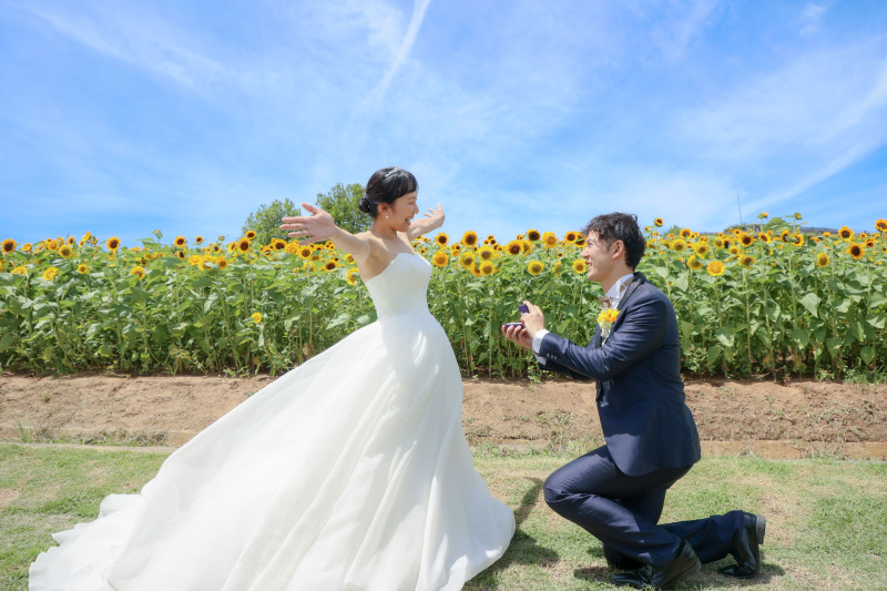 花畑で魅せるプロポーズ演出