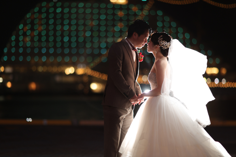 手を取り合って