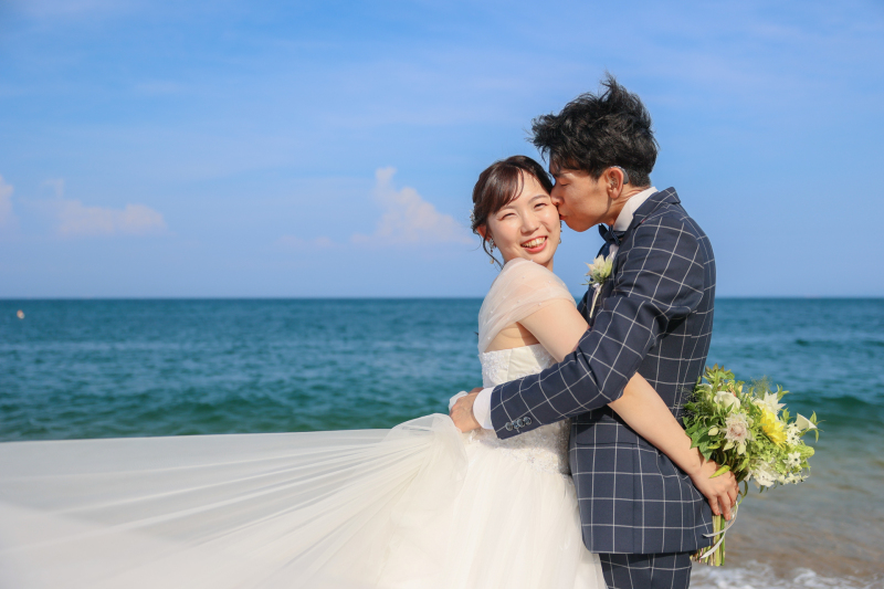 青空の下で頬にキス