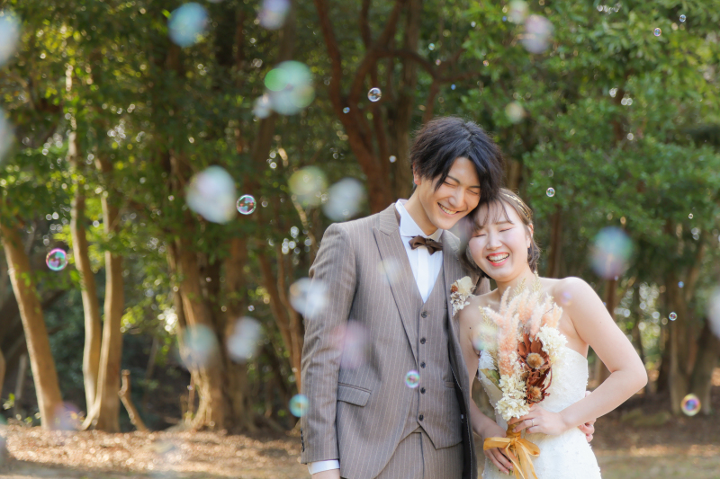 シャボン玉に包まれて柔らかな雰囲気の中で可愛いお二人の笑顔が伝わるように撮影しました。