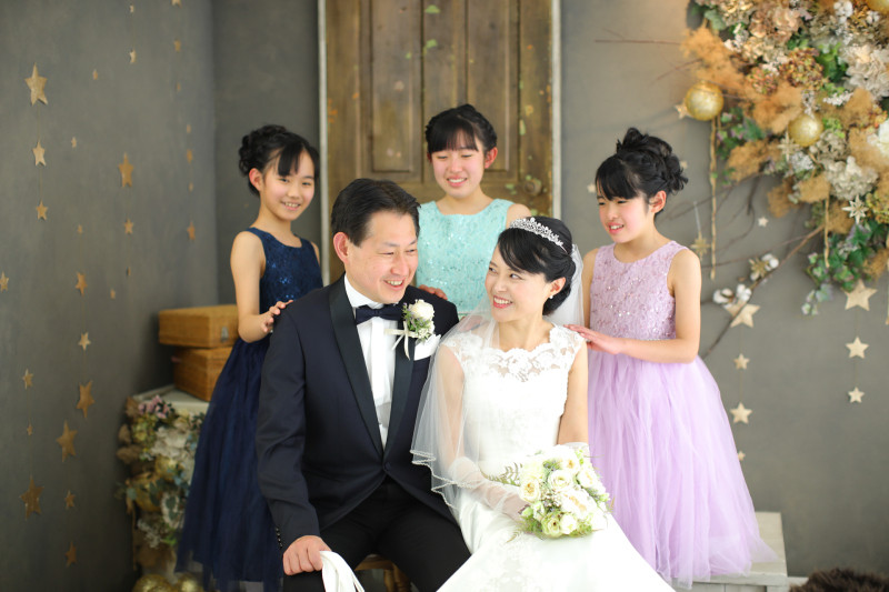淡路島【お子様衣装無料】ファミリーウェディング 【洋装】スタジオ撮影 全データ70カット、台紙写真付,衣装240着から選べる!
