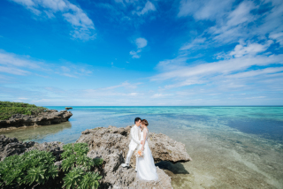 岩場での撮影が大人っぽくて素敵