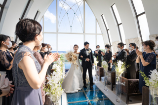 ロケだけじゃない！ホテル内や挙式、披露宴も経験豊富なフォトグラファーですので、前撮りから挙式披露宴まで撮影することができます。フォトでも挙式でも、ドラマチックなアルバムに仕上がること間違いなしです！