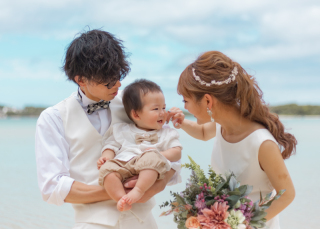 お子様と一緒のファミリーフォトも得意です！ナチュラルな雰囲気がとっても素敵。自然体のお客様を撮影します。