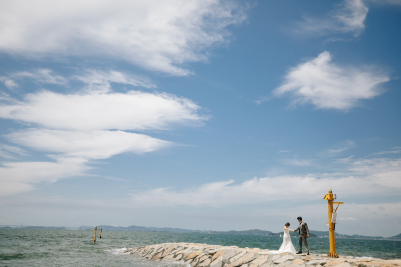 手を取り合って…