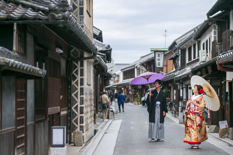 白壁の屋敷と石畳の町並みは和装にぴったり!