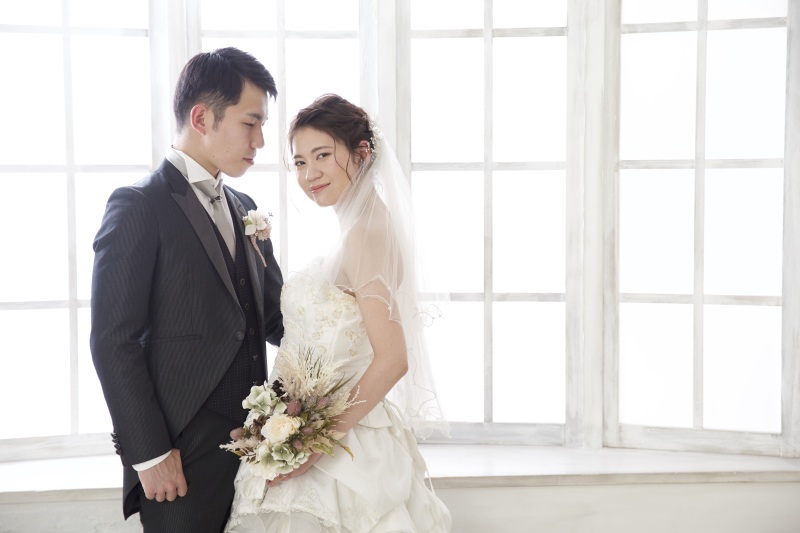 ウエディングドレス × 黒タキシード