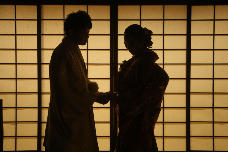 障子にお二人のシルエットを