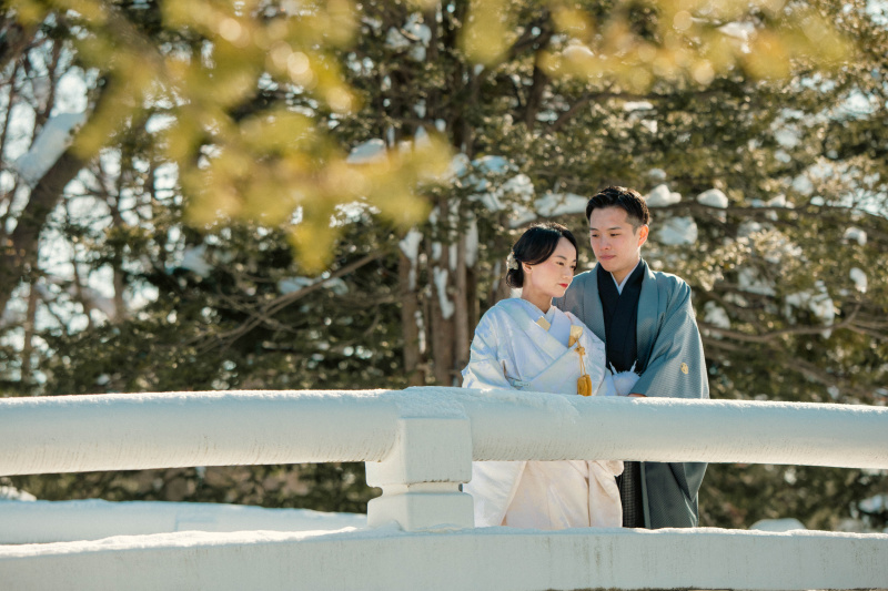 境内にかかる純白の橋は日本庭園さながら