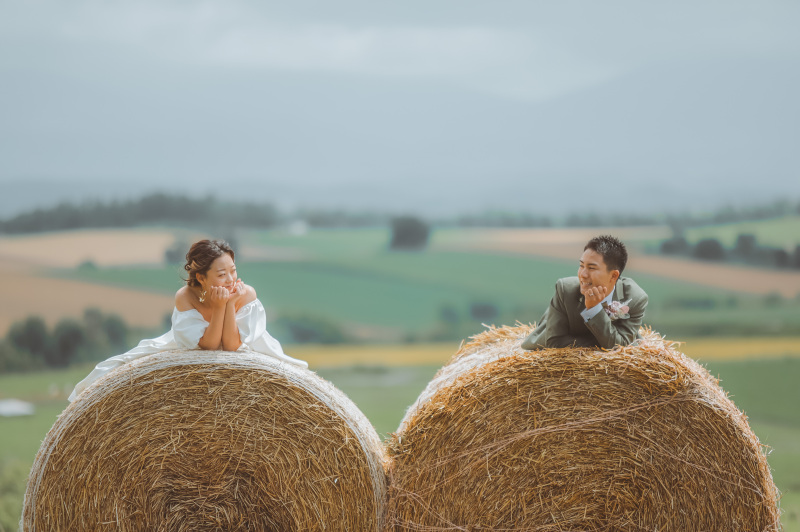 牧草ロールの上でポージング
