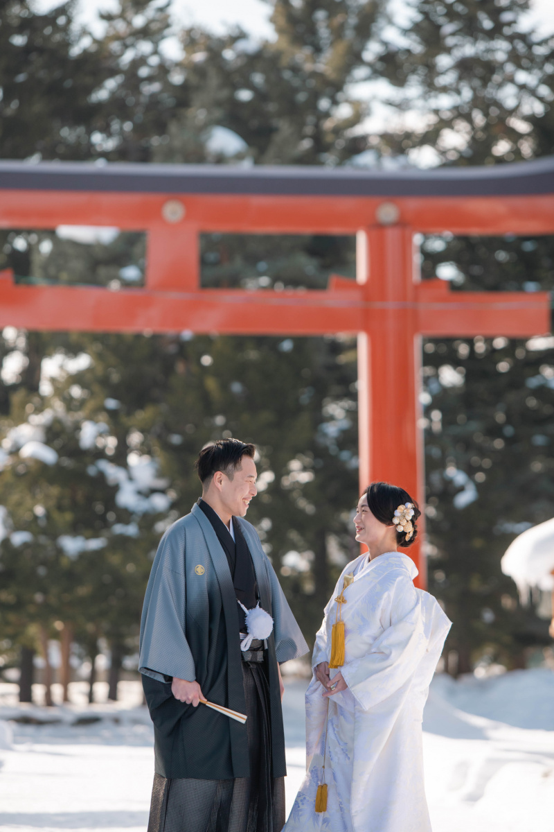 鳥居をバックにナチュラルショット