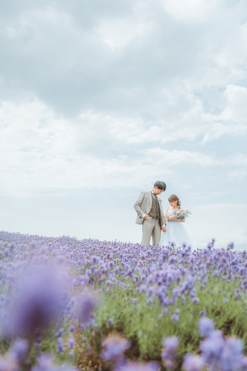 ラベンダーの中で手繋ぎ