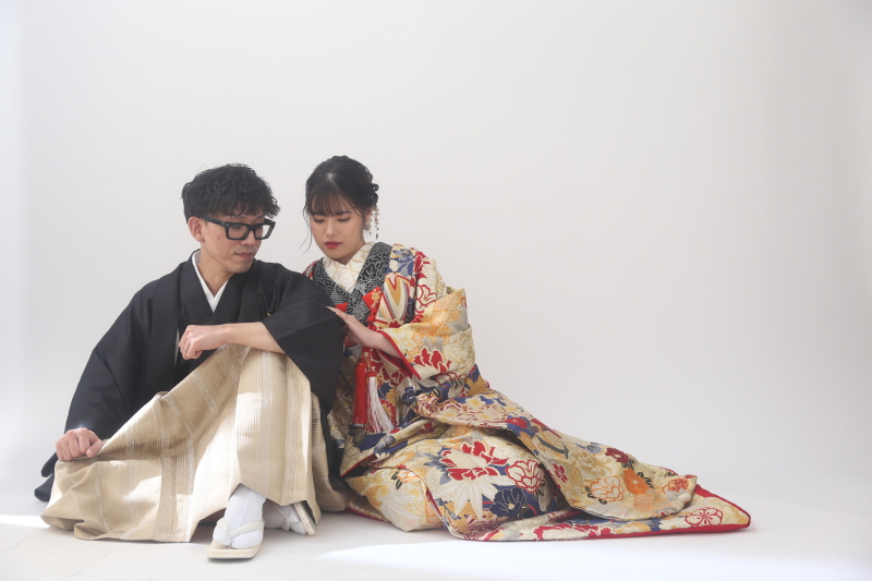 ネイビー色打掛 × 黒紋付袴