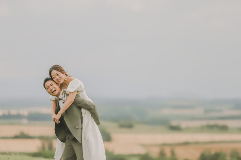 広大な大地と空を背景におんぶ！
