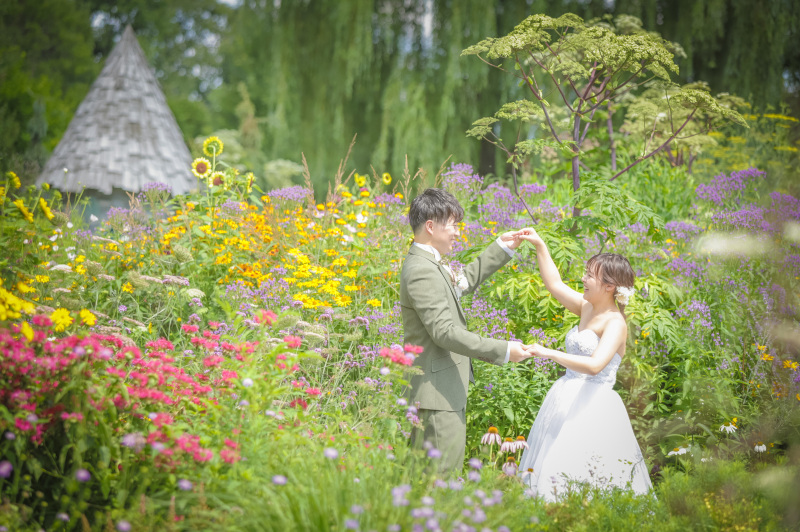 お花畑で踊りながら