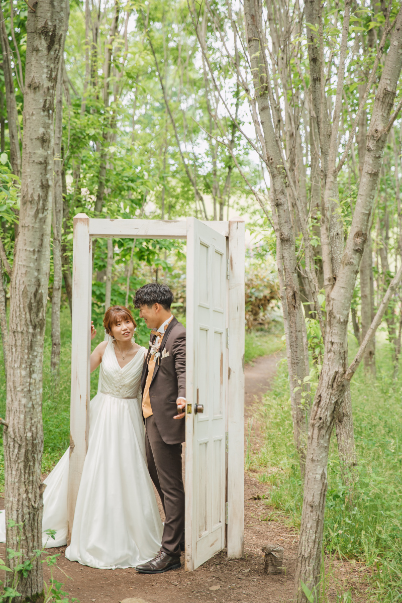 山頂に向かう途中の可愛らしい白いドアの向こうから