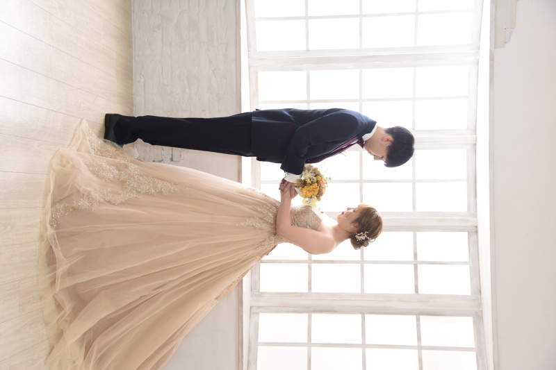 ゴールドカラードレス × ネイビータキシード