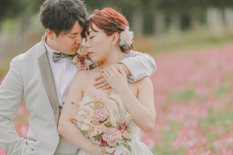 お花をバックにロマンチックに