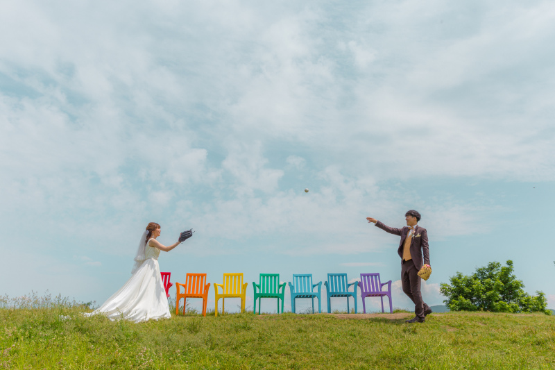射的山の山頂で大空の中キャッチボール