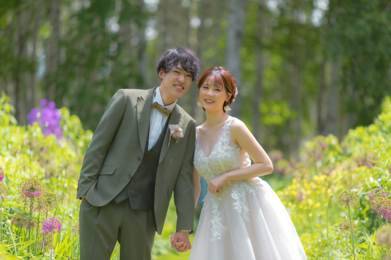 庭園で手を繋いでお散歩