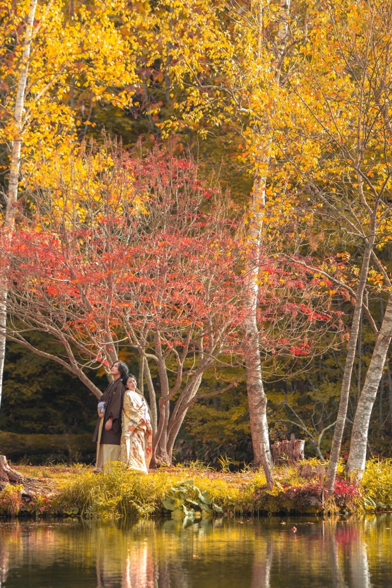 透き通る池と紅葉