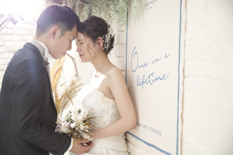 ウエディングドレス × 黒タキシード