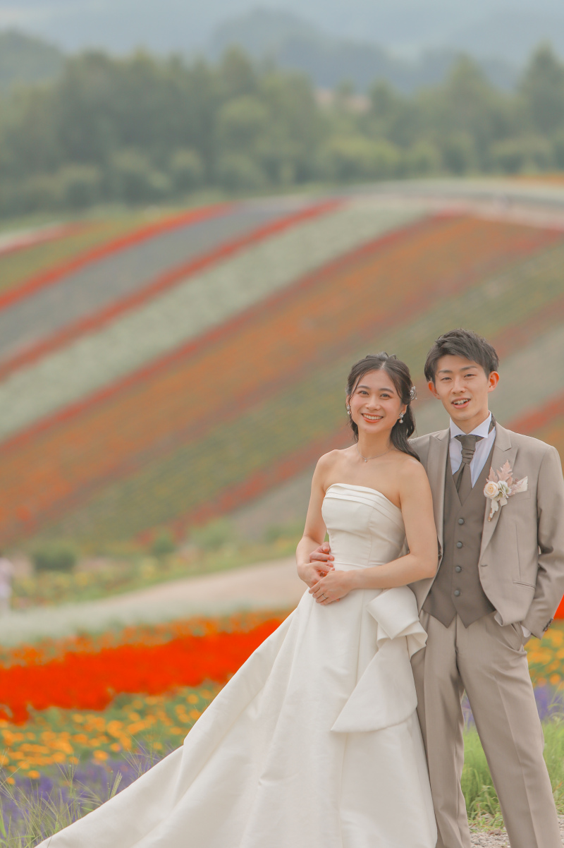 花の絨毯をバックに