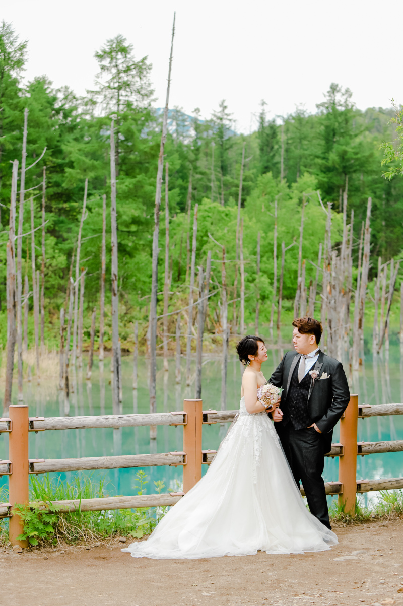 青い池をバックに