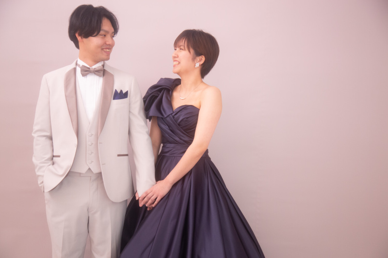 手を繋いで見つめ合い