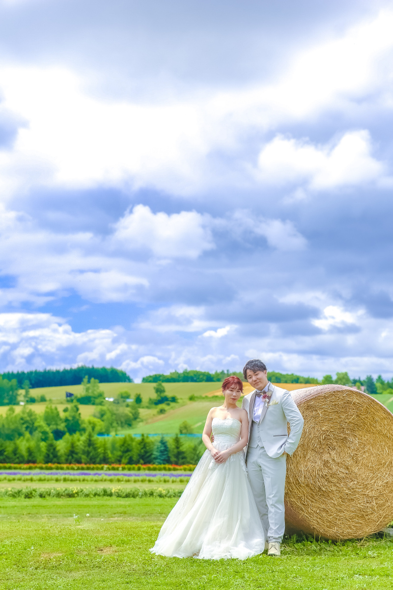 青空の下で牧草ロールと