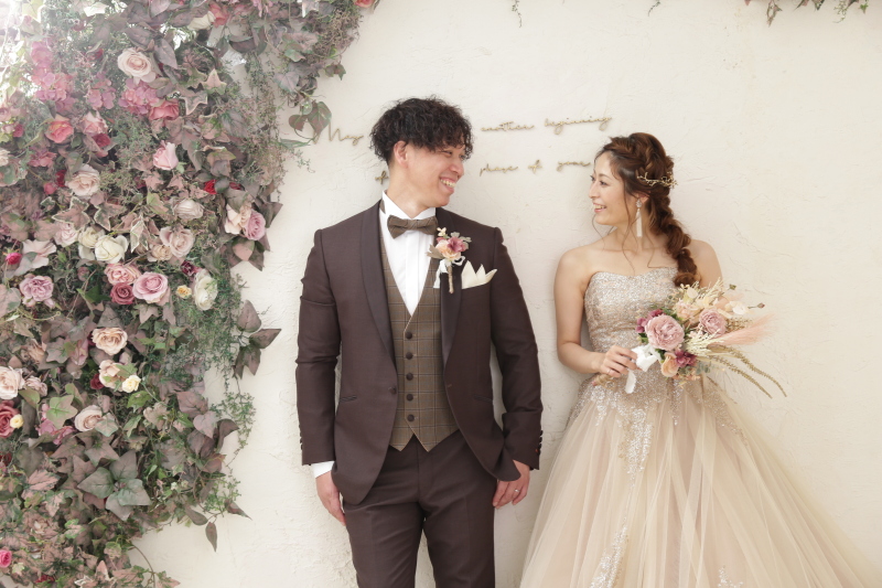 ゴールドドレス×ブラウンタキシード