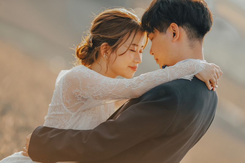 おでこを合わせてドラマチックに