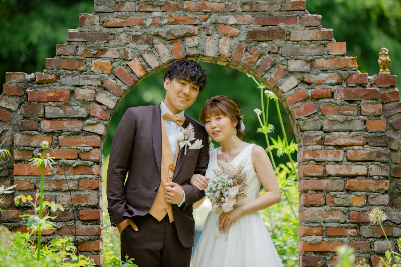 レンガと緑に囲まれて