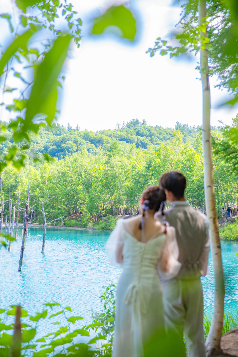 青い池を眺めて