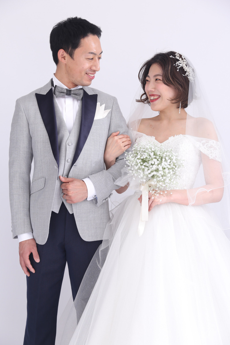 撮影はウェディングドレスからスタート!