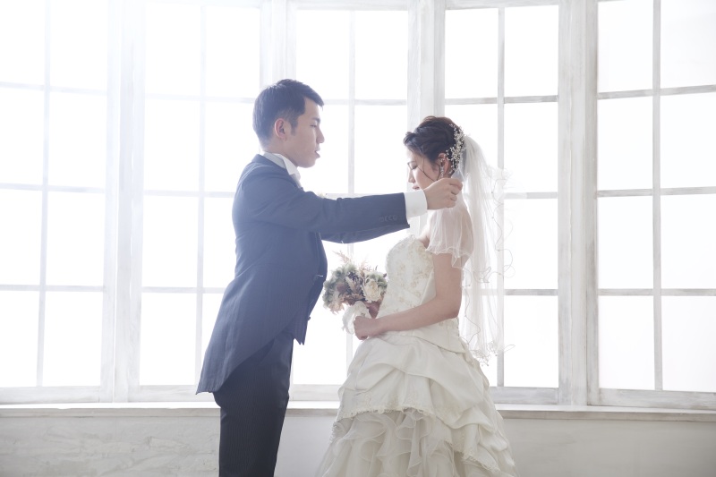 ウエディングドレス × 黒タキシード